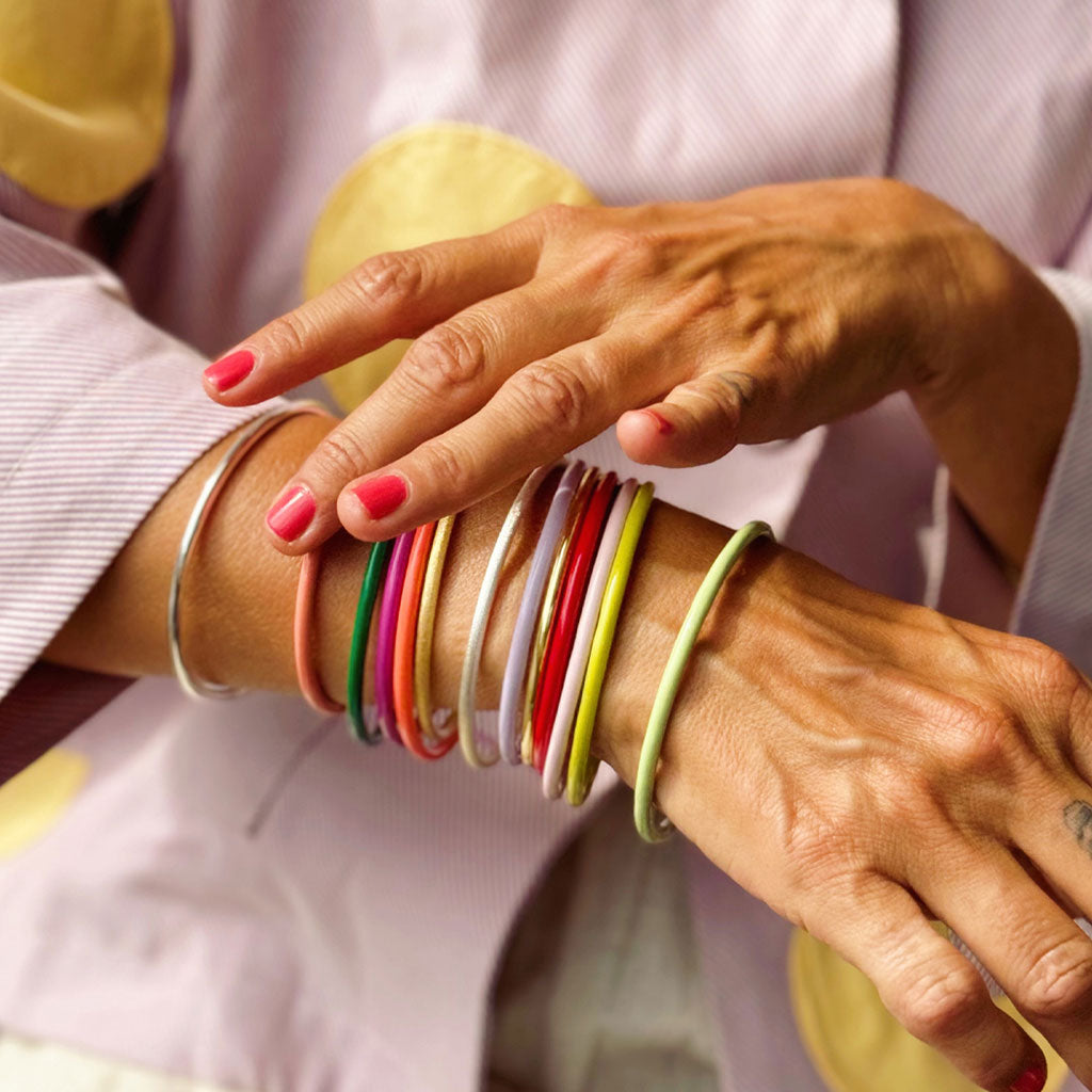 Farbiger Schmuck – so stylst du ihn das ganze Jahr über