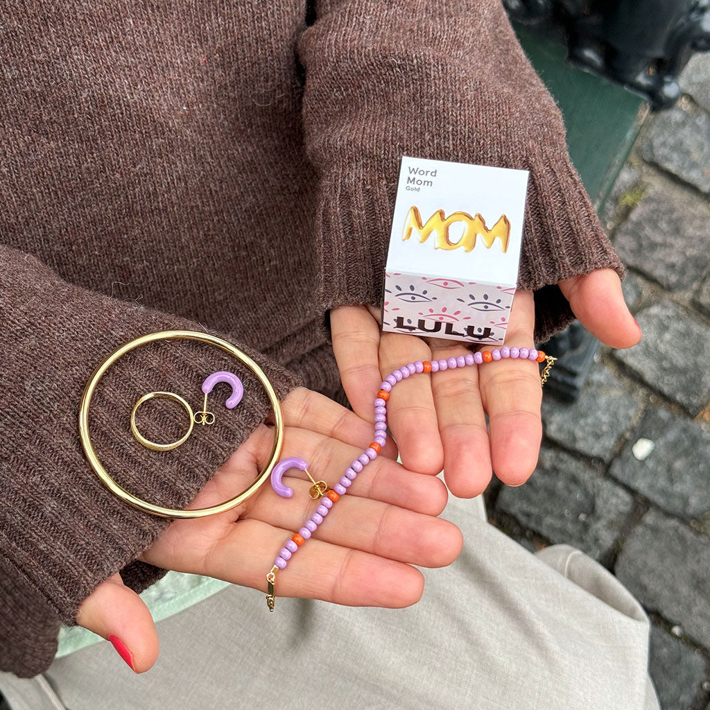 Wie stylt man Schmuck fürs Büro?