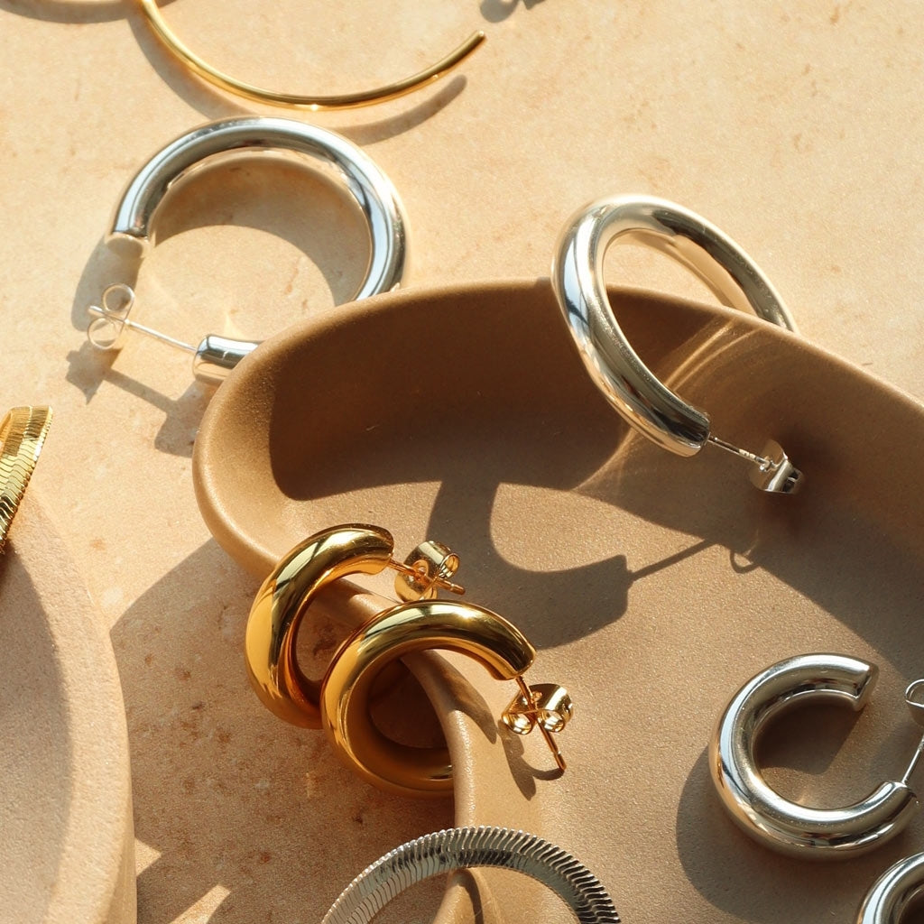 LULU Copenhagen Non Hoops Chunky Small paar glänzend Hoops Vergoldet