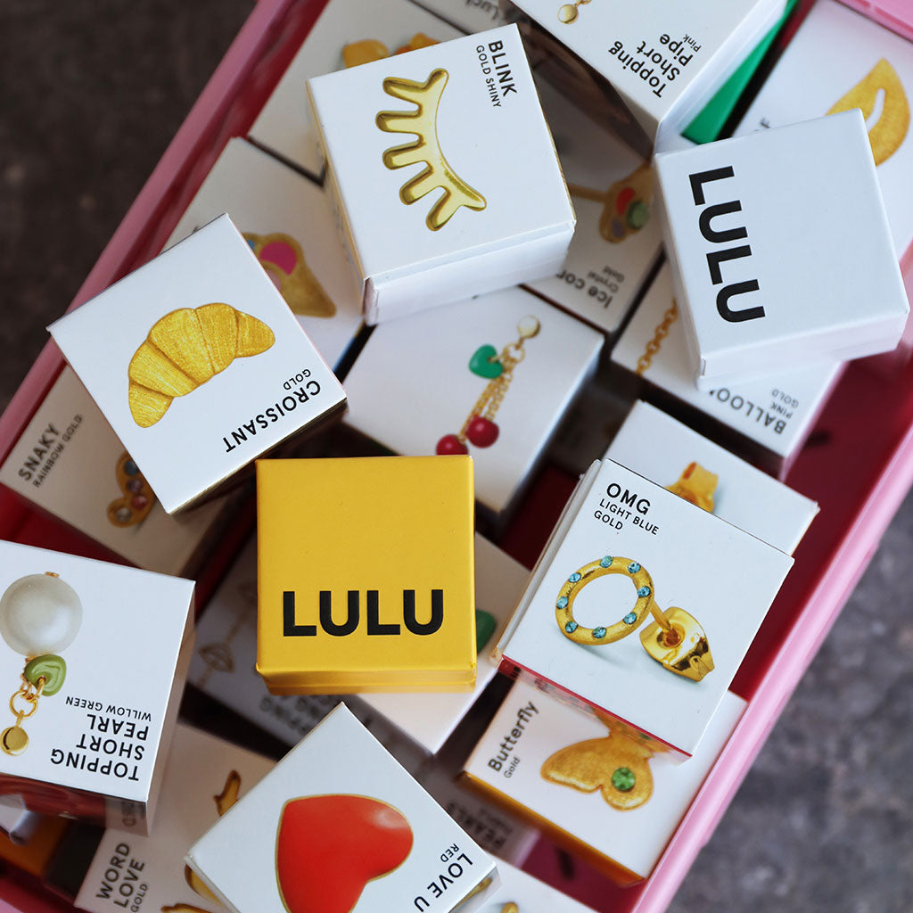 Wie stylt man mehrere Ohrringe?