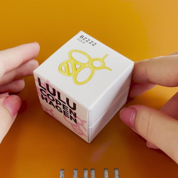 LULU Copenhagen Bzzzz Ohrring 1 stück Ear stud, 1 pcs Vergoldet - Video preview