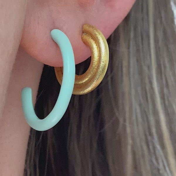 LULU Copenhagen Color Hoops Medium paar Hoops Willow Green - Video preview