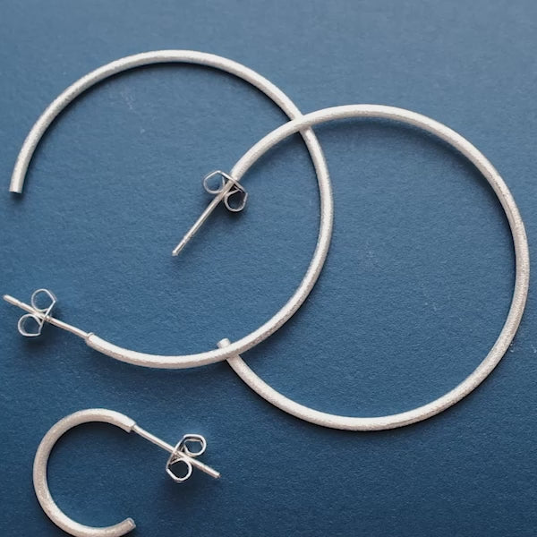 LULU Copenhagen Non Hoops Large paar Hoops Vergoldet - Video preview